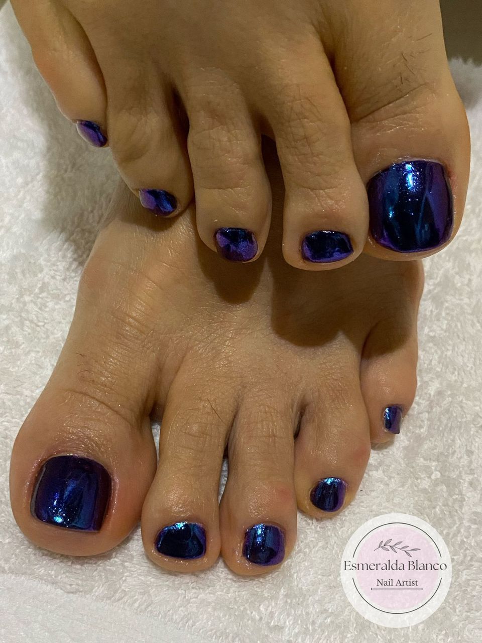 Pedicure profesional con esmaltado rosa