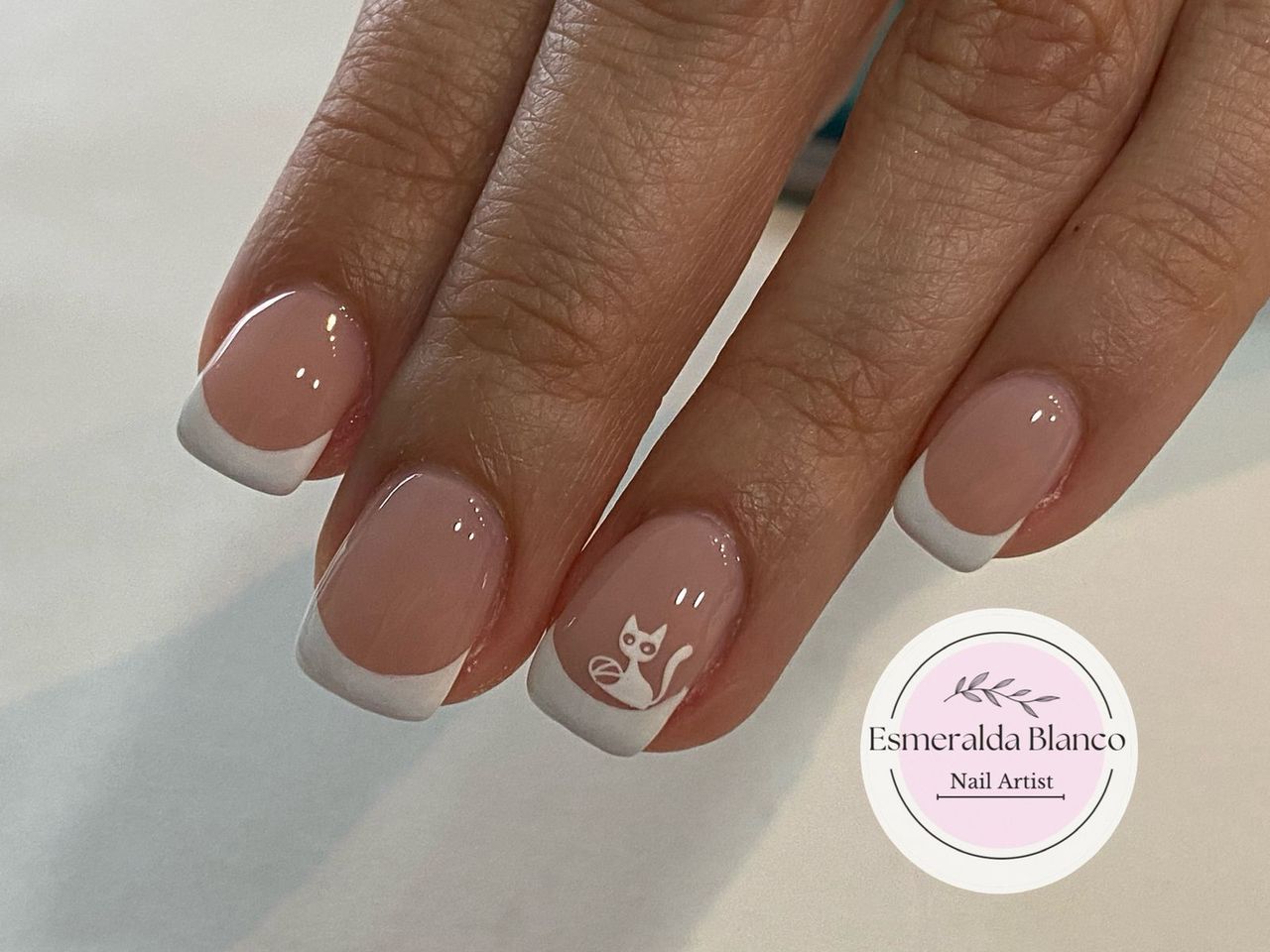 Manicura francesa con diseño elegante y decoración de sello